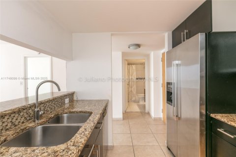 Condo in North Bay Village, Florida, 2 bedrooms  № 1859746 - photo 7