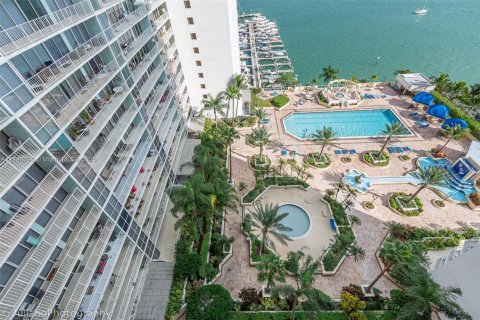 Condo in North Bay Village, Florida, 2 bedrooms  № 1859746 - photo 23