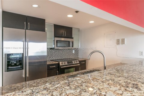 Condo in North Bay Village, Florida, 2 bedrooms  № 1859746 - photo 9