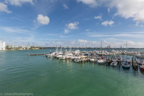 Condo in North Bay Village, Florida, 2 bedrooms  № 1859746 - photo 26