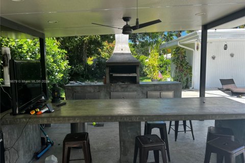 House in Palmetto Bay, Florida 5 bedrooms, 225.75 sq.m. № 1896830 - photo 15