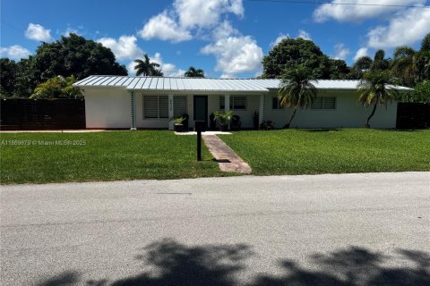 Villa ou maison à louer à Palmetto Bay, Floride: 5 chambres, 225.75 m2 № 1896830 - photo 1