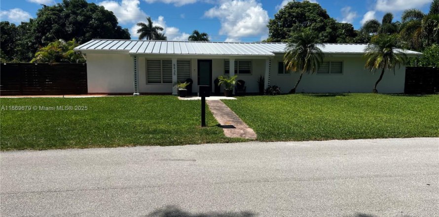 House in Palmetto Bay, Florida 5 bedrooms, 225.75 sq.m. № 1896830