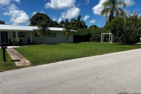 House in Palmetto Bay, Florida 5 bedrooms, 225.75 sq.m. № 1896830 - photo 19