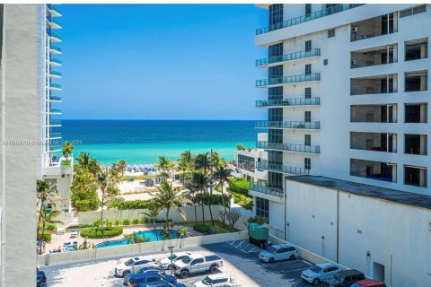 Copropriété à vendre à Hollywood, Floride: 2 chambres, 125.05 m2 № 1842549 - photo 29