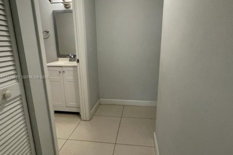 Снять в аренду кондоминиум в Маргит, Флорида 2 спальни, 92.9м2, № 2019969 - фото 5