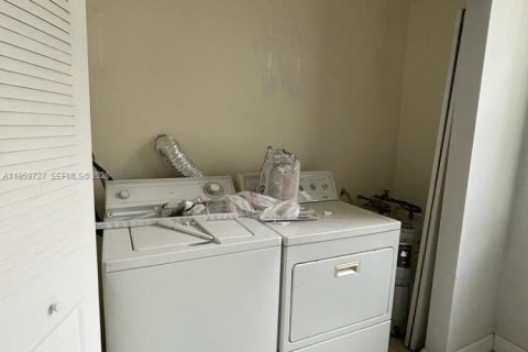 Снять в аренду кондоминиум в Маргит, Флорида 2 спальни, 92.9м2, № 2019969 - фото 3