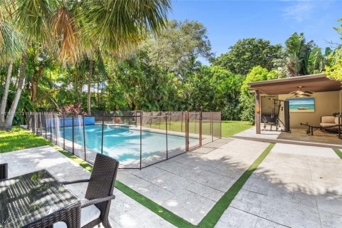 House in Miami, Florida 4 bedrooms, 263.56 sq.m. № 1978079 - photo 14