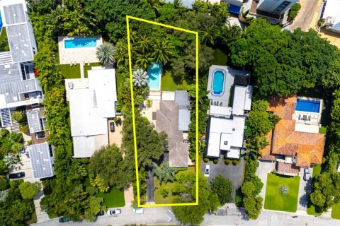 House in Miami, Florida 4 bedrooms, 263.56 sq.m. № 1978079 - photo 15