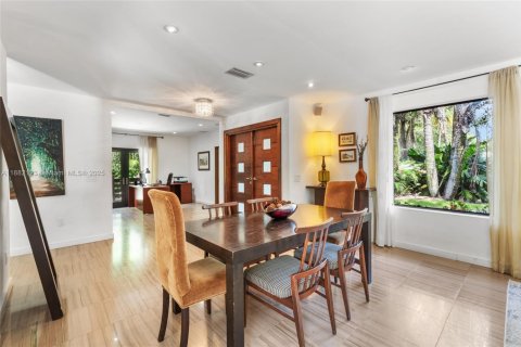 House in Miami, Florida 4 bedrooms, 263.56 sq.m. № 1978079 - photo 3