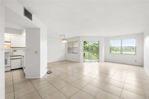 Condo in Pembroke Pines, Florida, 1 bedroom  № 1929586 - photo 1