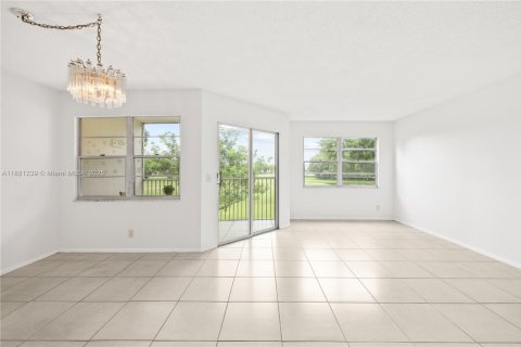 Condo in Pembroke Pines, Florida, 1 bedroom  № 1929586 - photo 3