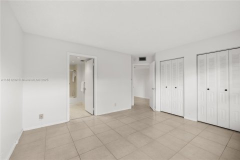 Condo in Pembroke Pines, Florida, 1 bedroom  № 1929586 - photo 10