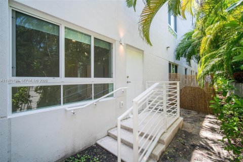 Condo in Miami, Florida, 3 bedrooms  № 2040872 - photo 16