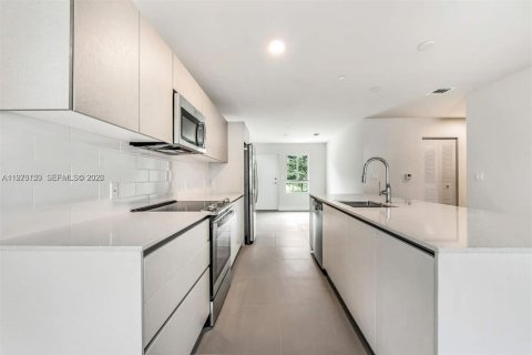 Condo in Miami, Florida, 3 bedrooms  № 2040872 - photo 3