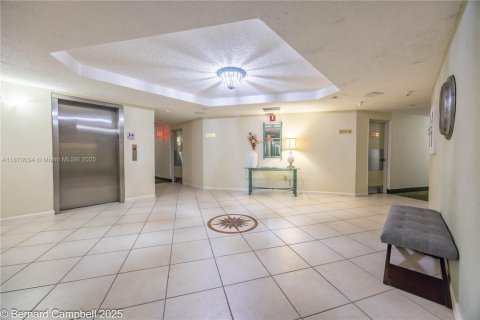 Condo in Pembroke Pines, Florida, 3 bedrooms  № 1924385 - photo 24