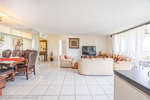 Condo in Pembroke Pines, Florida, 3 bedrooms  № 1924385 - photo 8