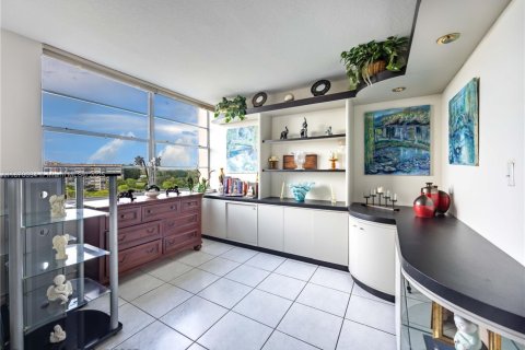 Condo in Pembroke Pines, Florida, 3 bedrooms  № 1924385 - photo 6