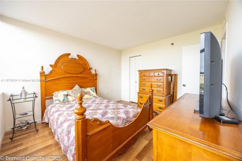 Condo in Pembroke Pines, Florida, 3 bedrooms  № 1924385 - photo 12