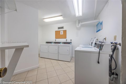 Condo in Pembroke Pines, Florida, 3 bedrooms  № 1924385 - photo 23