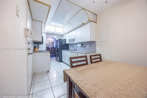 Condo in Pembroke Pines, Florida, 3 bedrooms  № 1924385 - photo 2