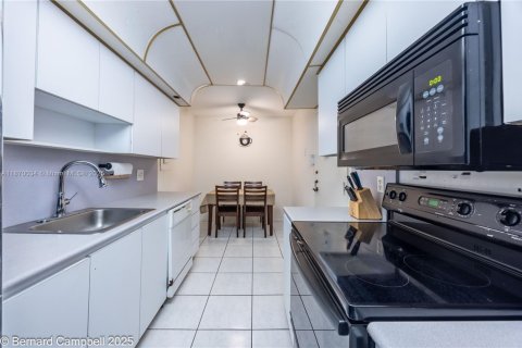 Condo in Pembroke Pines, Florida, 3 bedrooms  № 1924385 - photo 1