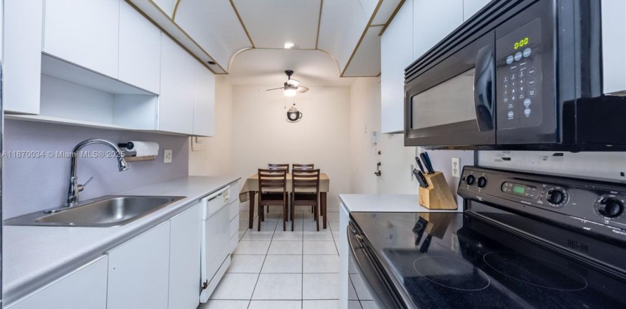 Condo in Pembroke Pines, Florida, 3 bedrooms  № 1924385