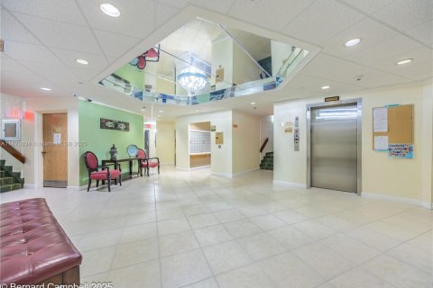 Condo in Pembroke Pines, Florida, 3 bedrooms  № 1924385 - photo 27