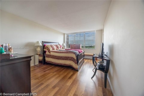 Condo in Pembroke Pines, Florida, 3 bedrooms  № 1924385 - photo 16