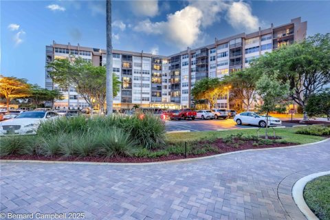 Condo in Pembroke Pines, Florida, 3 bedrooms  № 1924385 - photo 3