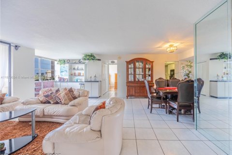 Condo in Pembroke Pines, Florida, 3 bedrooms  № 1924385 - photo 9