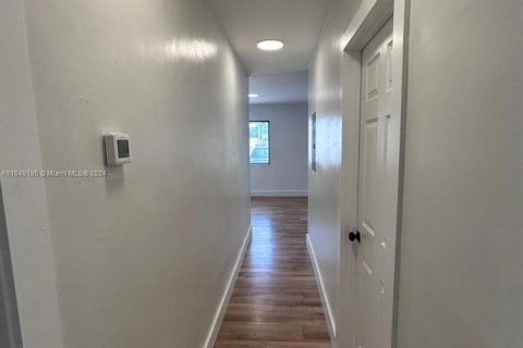 Commercial property in Miami, Florida 184.69 sq.m. № 1698003 - photo 8