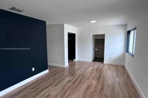 Commercial property in Miami, Florida 184.69 sq.m. № 1698003 - photo 4