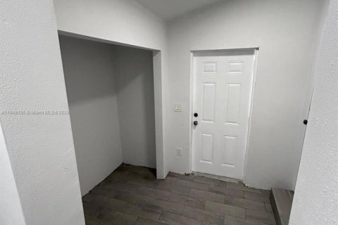 Commercial property in Miami, Florida 184.69 sq.m. № 1698003 - photo 2