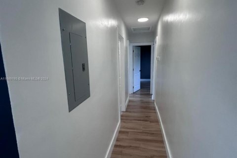 Commercial property in Miami, Florida 184.69 sq.m. № 1698003 - photo 12