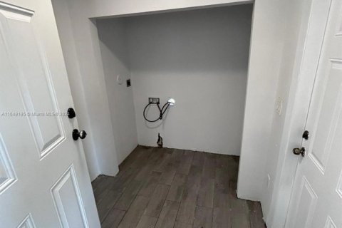 Commercial property in Miami, Florida 184.69 sq.m. № 1698003 - photo 3