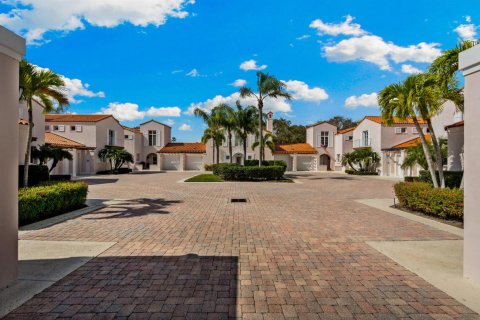 House in Vero Beach, Florida 2 bedrooms, 146.88 sq.m. № 2146203 - photo 2