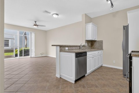 Townhouse in Weston, Florida 2 bedrooms, 90.95 sq.m. № 2392091 - photo 4