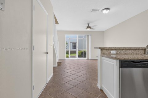 Townhouse in Weston, Florida 2 bedrooms, 90.95 sq.m. № 2392091 - photo 7