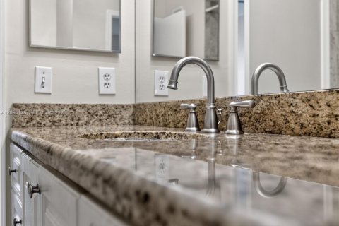 Townhouse in Weston, Florida 2 bedrooms, 90.95 sq.m. № 2392091 - photo 27
