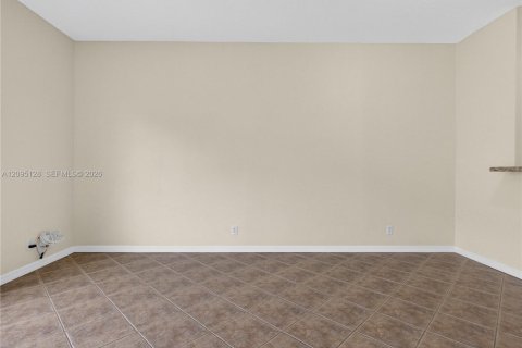 Townhouse in Weston, Florida 2 bedrooms, 90.95 sq.m. № 2392091 - photo 11