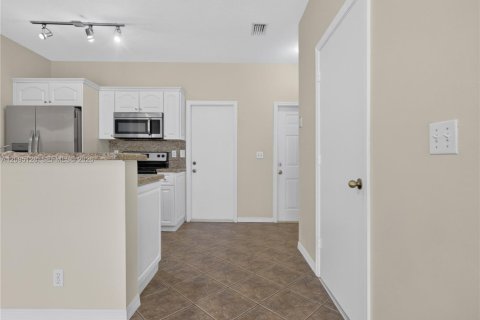Townhouse in Weston, Florida 2 bedrooms, 90.95 sq.m. № 2392091 - photo 15