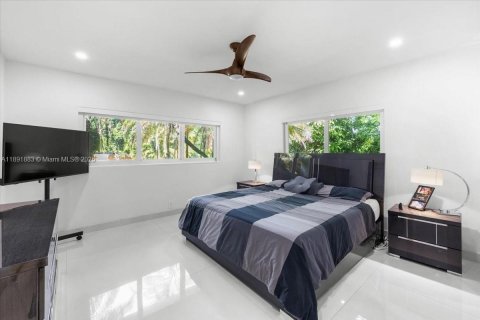 House in Miami, Florida 3 bedrooms, 170.57 sq.m. № 1946598 - photo 17