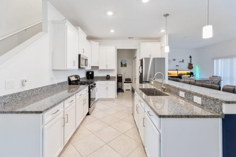 Townhouse in BRYANT SQUARE

 in New Port Richey, Florida 3 bedrooms, 215.44 sq.m. № 2197459 - photo 2