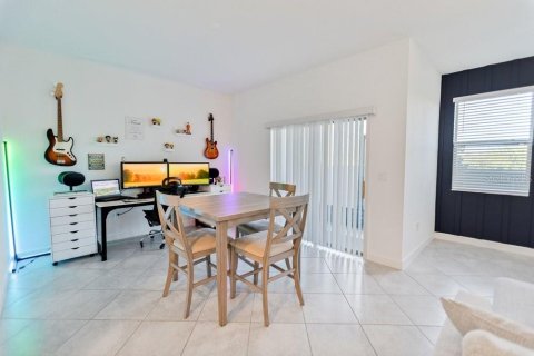 Townhouse in BRYANT SQUARE

 in New Port Richey, Florida 3 bedrooms, 215.44 sq.m. № 2197459 - photo 9