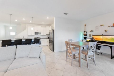Townhouse in BRYANT SQUARE

 in New Port Richey, Florida 3 bedrooms, 215.44 sq.m. № 2197459 - photo 12