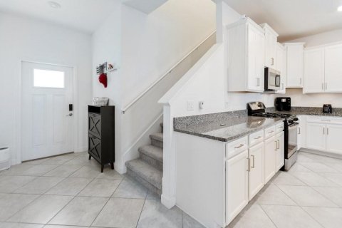 Townhouse in BRYANT SQUARE

 in New Port Richey, Florida 3 bedrooms, 215.44 sq.m. № 2197459 - photo 3