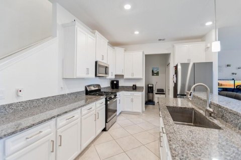 Townhouse in BRYANT SQUARE

 in New Port Richey, Florida 3 bedrooms, 215.44 sq.m. № 2197459 - photo 6