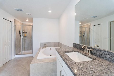 Townhouse in BRYANT SQUARE

 in New Port Richey, Florida 3 bedrooms, 215.44 sq.m. № 2197459 - photo 20