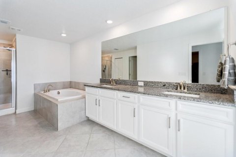 Townhouse in BRYANT SQUARE

 in New Port Richey, Florida 3 bedrooms, 215.44 sq.m. № 2197459 - photo 19